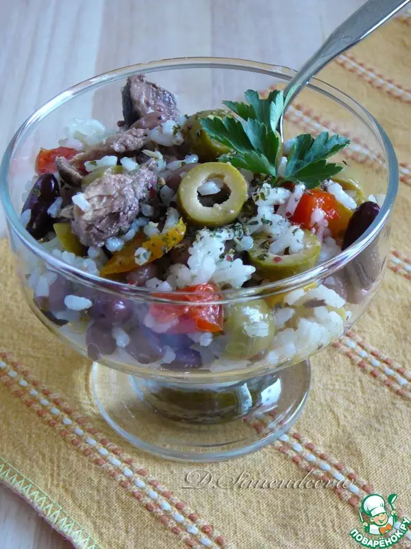 салат с рисом фасолью тунцом и вяленым перцем