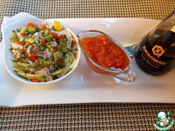 рыбный салат с авокадо под томатно соевым соусом