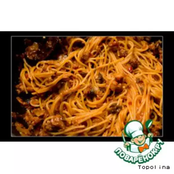 спагетти с домашними колбасками и грибами