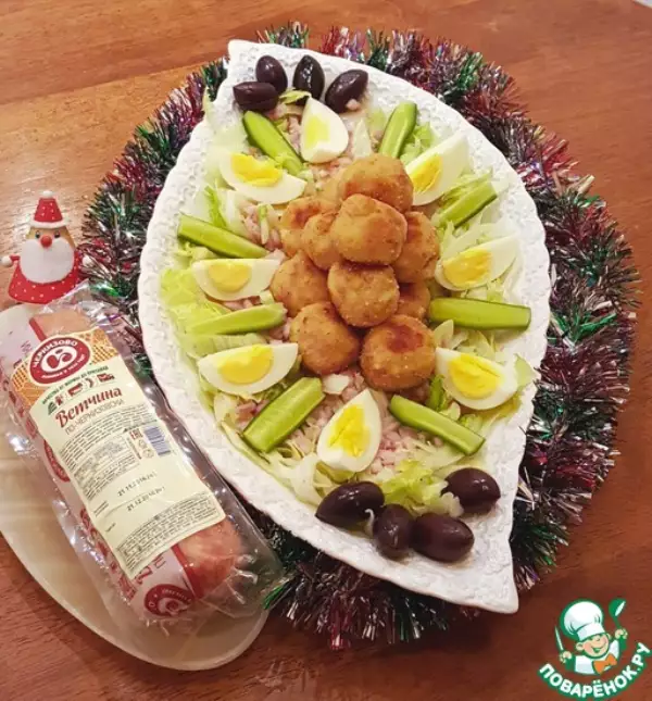 салат новогодний с ветчинно кальмаровыми шариками