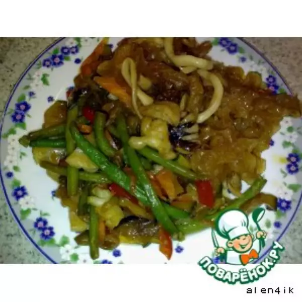 грибы тремелла и морепродукты жаренные с овощами по китайски