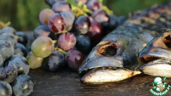 скумбрия на гриле фаршированная виноградом