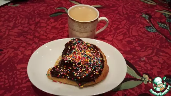 бисквитный бутерброд с двойным шоколадом к кофе