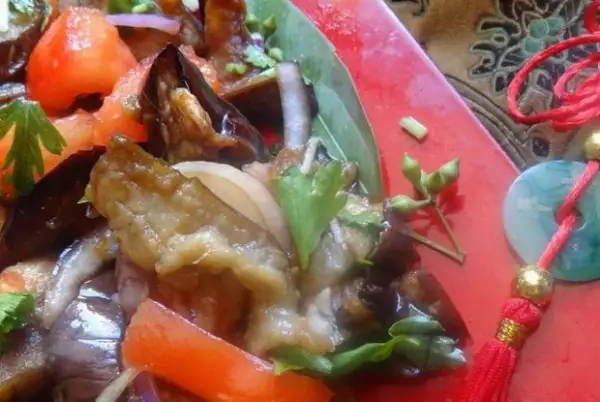 пан азиатский теплый салат с баклажанами