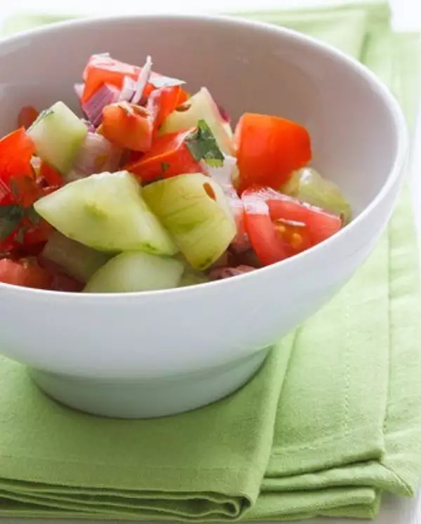 огуречный салат с помидорами и портулаком