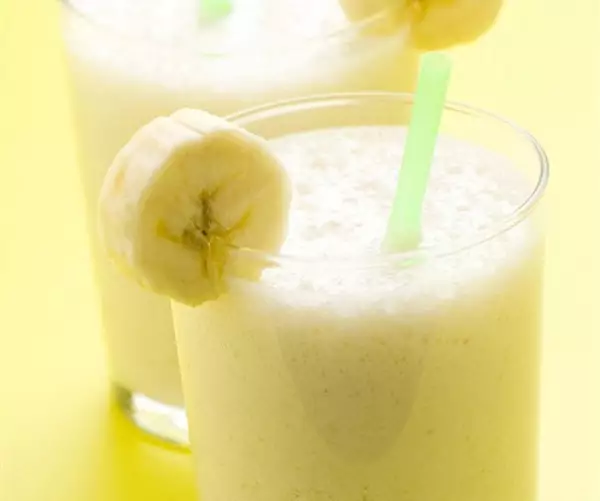 молочный коктейль из бразильских орехов и банана