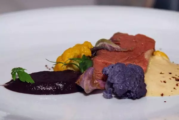филе говядины с пюре из фиолетовой цветной капусты с соусом из лисичек