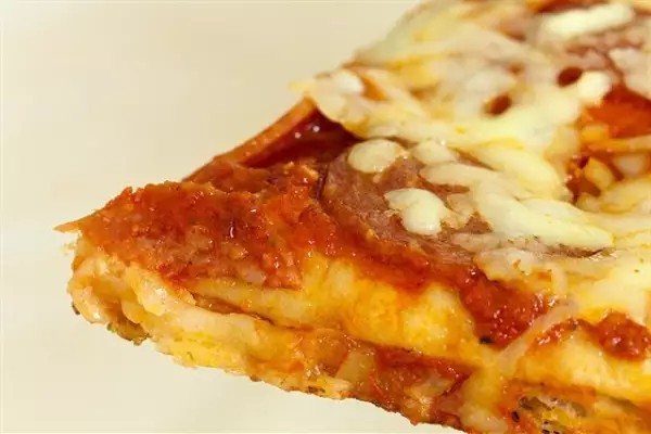 пицца с итальянскими сосисками радиккьо и моцареллой