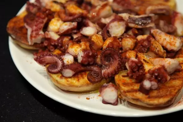 осьминог по галисийски с печеным картофелем
