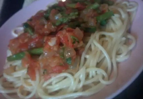 спагетти с зеленой спаржей помидорами и кинзой