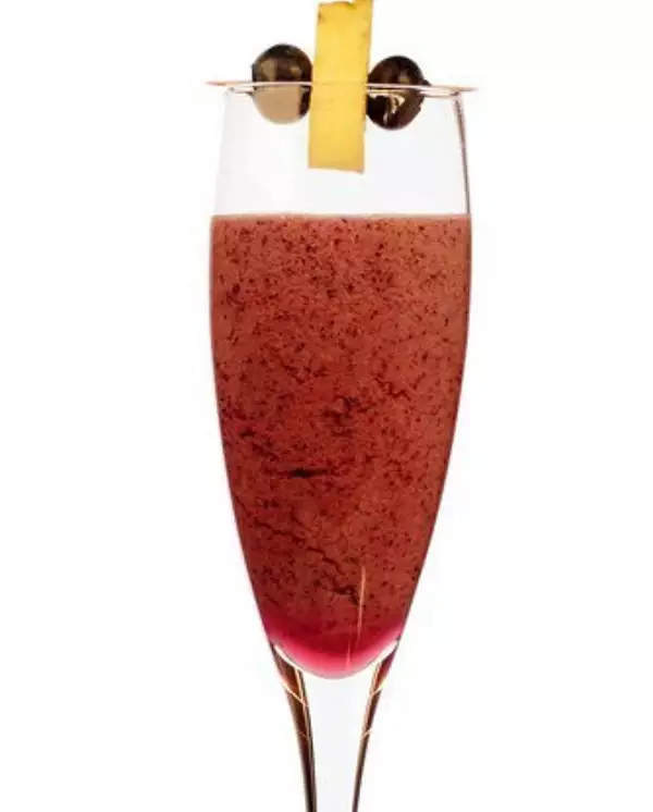 черничный коктейль с имбирем и шампанским