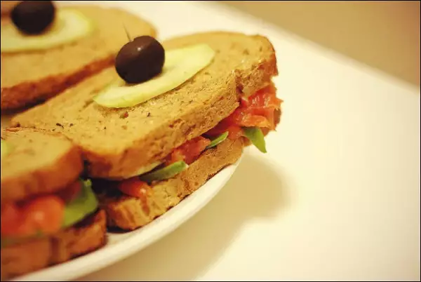 легкие сэндвичи с авокадо и копченым лососем