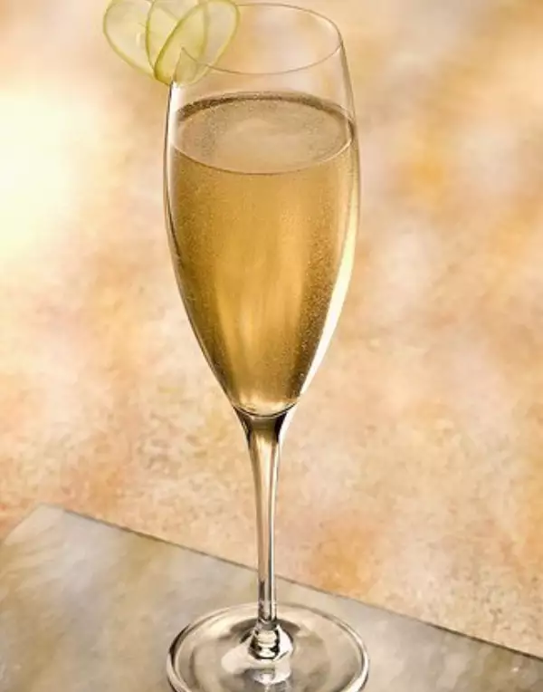 новогодний грушевый коктейль с шампанским и лаймом