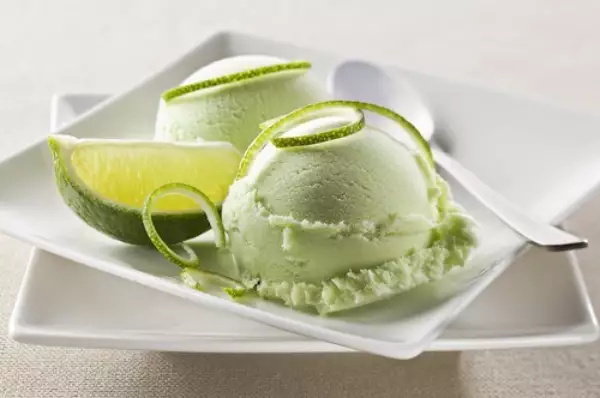 зеленое мороженое из авокадо с текилой