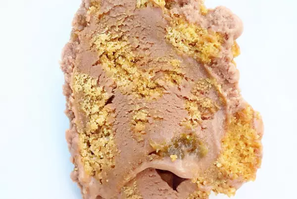 мороженое с молочным шоколадом коньячным изюмом и печеньем biscoff