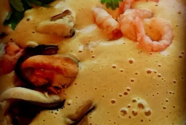 сырный крем суп с морепродуктами на рыбном бульоне
