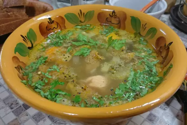 суп с лисичками семгой и соленым огурцом