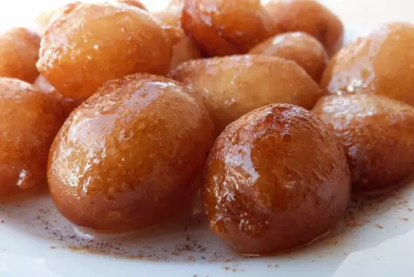 сладкие пончики лукумадес локма в сиропе