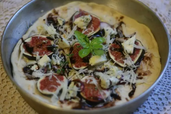 пицца с моцареллой горгонзолой говядиной инжиром и бальзамическом соусом