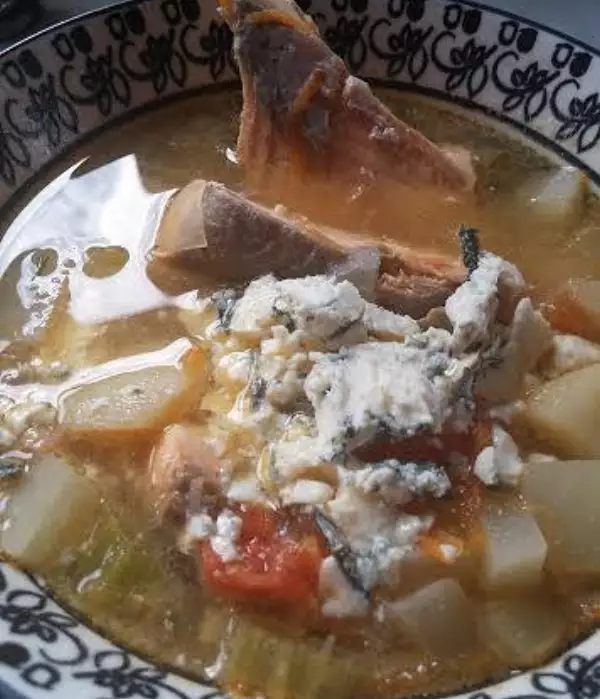 копченый рыбный суп с грушей репой и горгонзолой