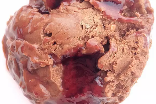 мороженое с темным шоколадом копченой солью и прослойкой виноградного желе