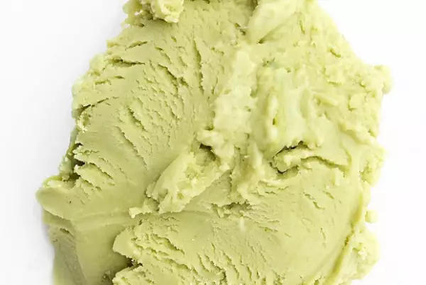 мороженое с зеленым чаем матча и конфетами kitkat