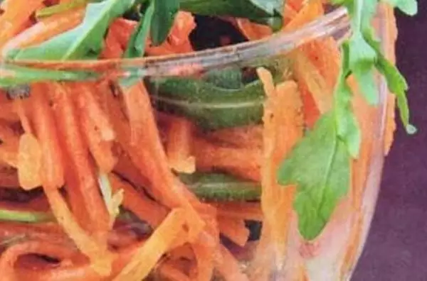 салат с рукколой морковью огурцом зелёным луком и семечками