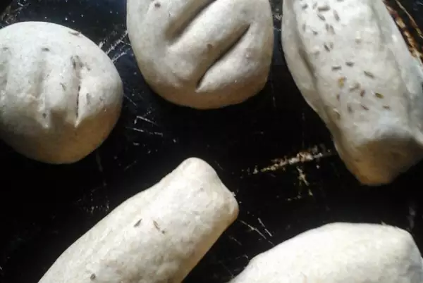 деревенские ароматные ржаные пшеничные булочки с изюмом грецкими орехами злаками