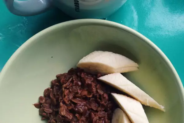 овсяная каша на воде с какао бананом и малиновым вареньем