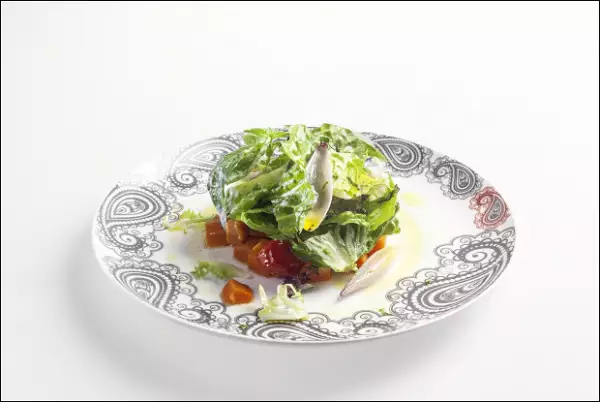 теплый салат с бататом и помидорами конфи
