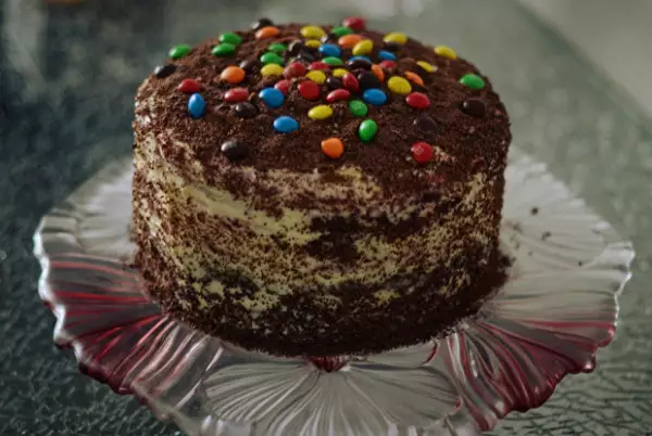 торт радуга с шоколадом и разноцветными конфетками