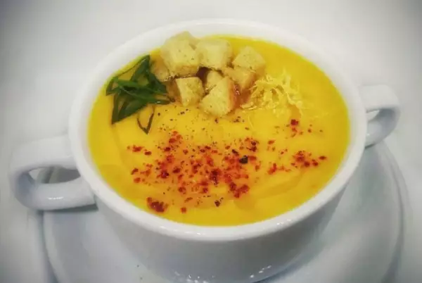 согревающий тыквенный суп с имбирем цедрой лимона и красным перцем