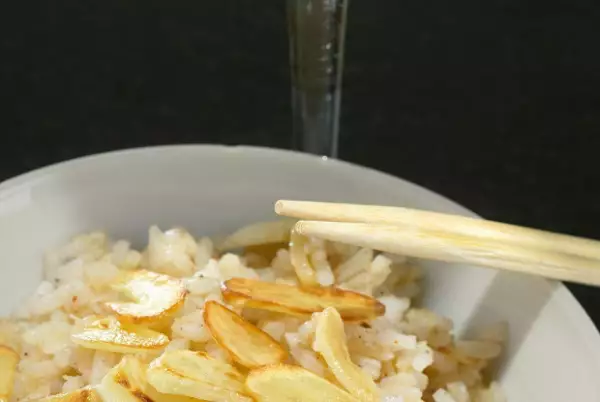 рис с мускатным орехом корицей и чесночными чипсами