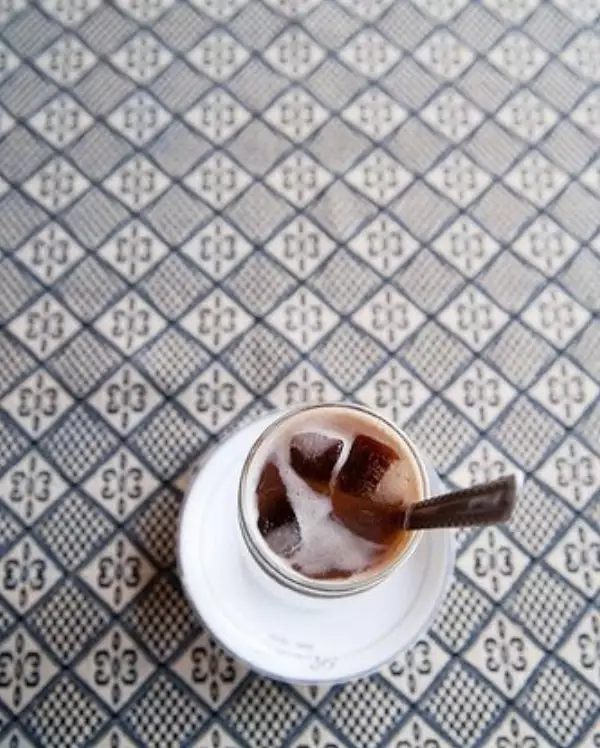 холодный турецкий кофе с молоком и кардамоном