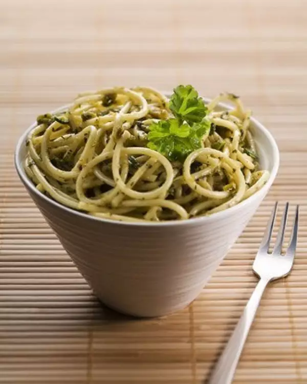 зеленые спагетти с песто из спаржи и кедровых орешков