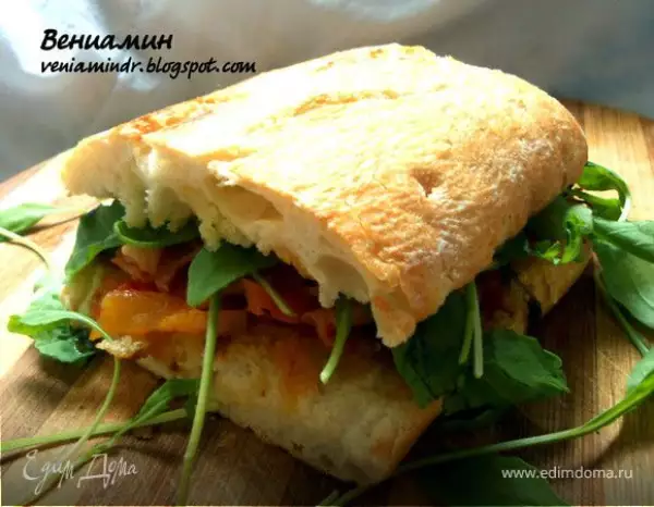 сэндвич с печеными овощами руколой и беконом