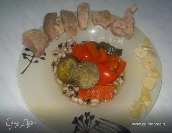 свинина бальзамик с пикантным соусом и фасолью с овощами