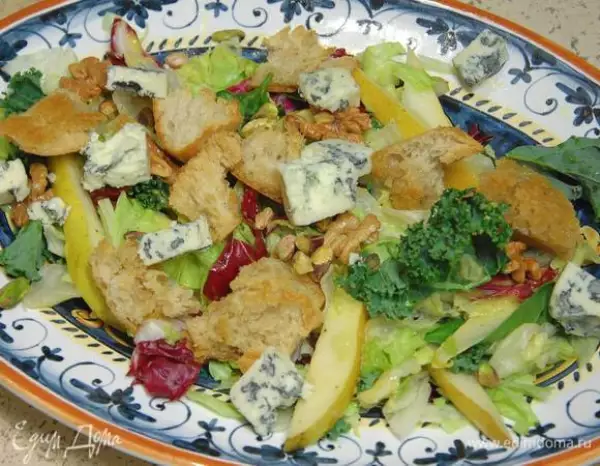 зеленый салат с крутонами и заправкой из голубого сыра