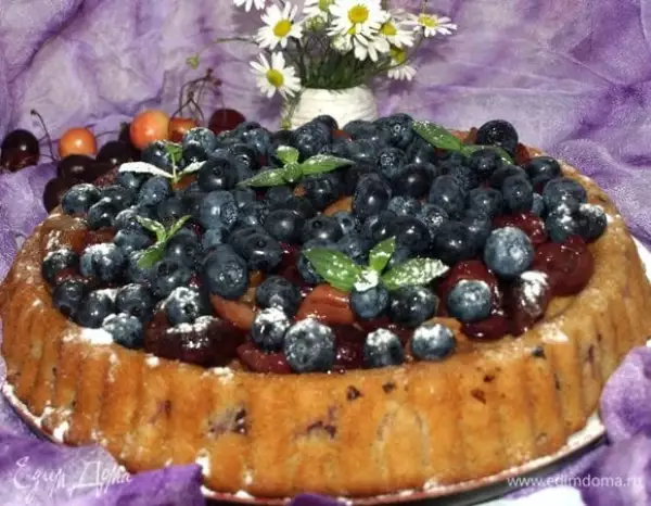 пирог с черешней голубикой и десертным вином