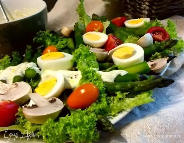 салат из спаржи и яиц под йогуртовым соусом