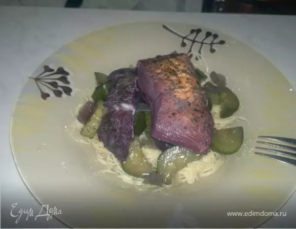 паста с фиолетовой рыбой цукини и луком