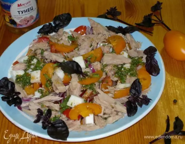 салат с тунцом овощами и брынзой под пикантной заправкой