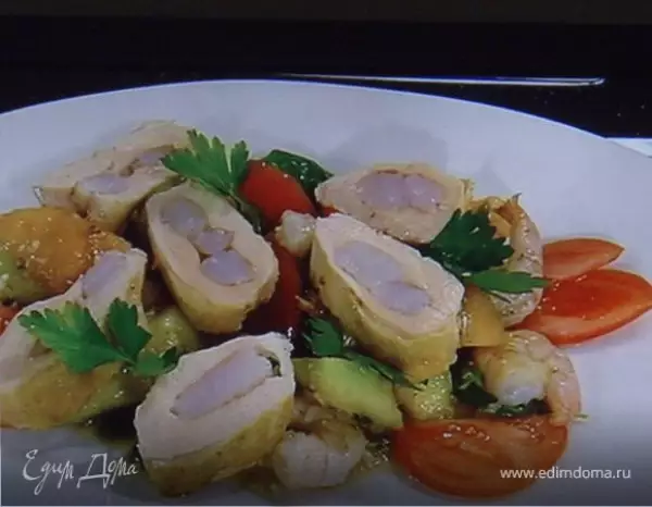 куриная грудка фаршированная креветкой на салате из дыни