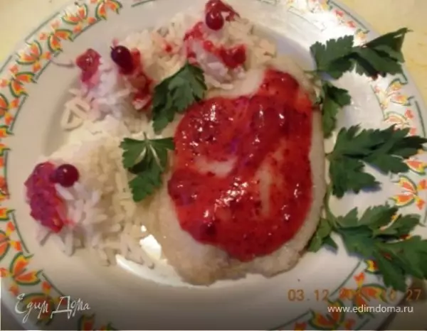 рыбка с рисом под томатно ягодным соусом