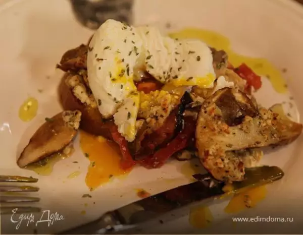 бутерброд с грибами помидором и яйцом пашот