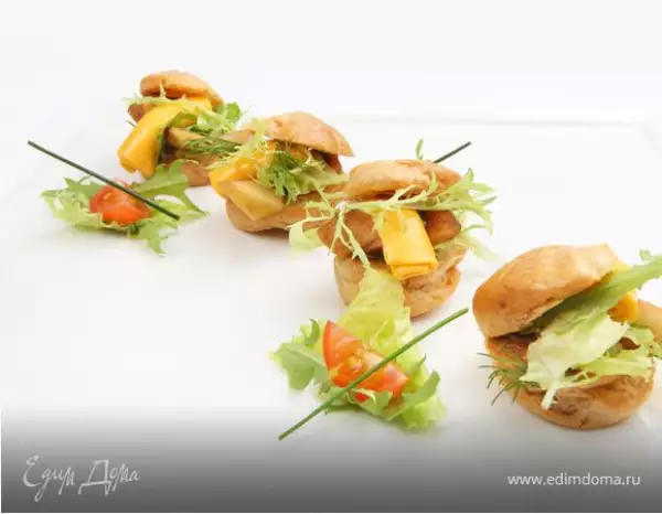 заварной мини сэндвич с сырным ассорти маринованной грушей и листьями