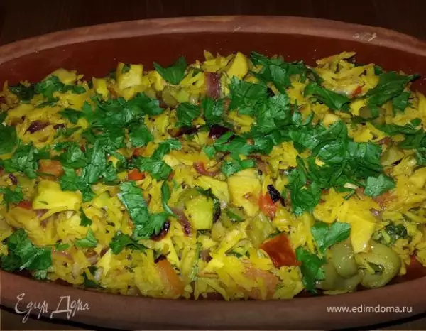 рис с авокадо и овощами запеченный в глиняных тарелках