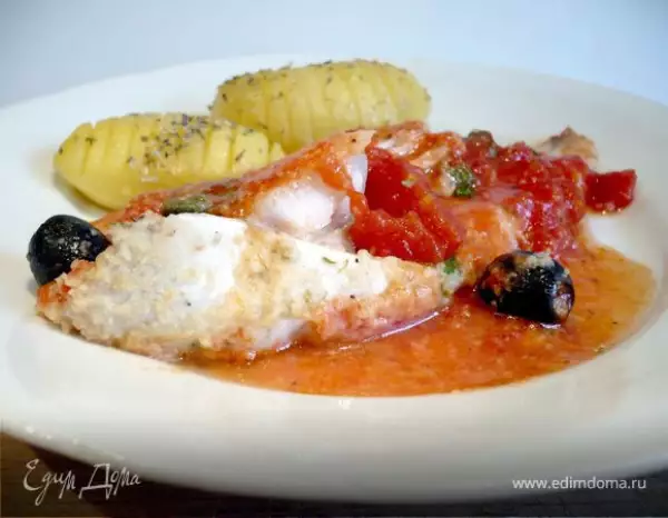 рыбка запеченная в томатном соусе с маслинами и каперсами