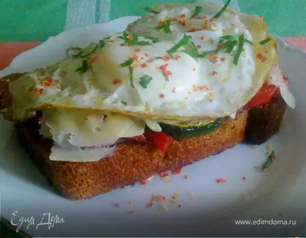 бутерброд с беконом и яйцом на завтрак для ани
