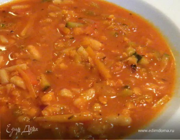 согревающий овощной суп с томатами фасолью и чечевицей